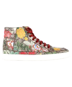 Empfohlener Verkaufspreis
Erleben Sie Luxus im Alltag mit den Gucci Tian Printed GG High Top Sneakers. Diese mehrfarbigen High-Top-Sneaker aus dem charakteristischen GG Canvas des Hauses vereinen traditionellen Stil mit einem modernen, künstlerischen Touch. Der zarte Tian-Print – ein von der Natur inspiriertes Motiv mit Vögeln und Blüten – verleiht dem Schuh eine verspielte und zugleich edle Note. Mit runder Zehenpartie, Schnürung, ledergefütterten Innensohlen und strapazierfähigen Gummisohlen sind sie bequem und ein echter Hingucker.

Gucci Tian Printed GG High Top Sneakers aus mehrfarbigem Canvas
Zustand: Ausgezeichnet
Gebrauchsspuren: Keine sichtbaren Gebrauchsspuren. Keine Flecken an der Innensohle. Unbenutzt oder einmal getragen, aber wie neu. Sehr leichte Flecken an der Sohle.
Verpackung: Keine
Farbe: Mehrfarbig | mehrfarbig
Material: Canvas | beschichtetes/wasserdichtes Canvas
Größe: EU | 43
Maße: Absatzhöhe: 30; Innensohlenlänge: 320
Artikelnummer: NAPPUGBSH507546W
