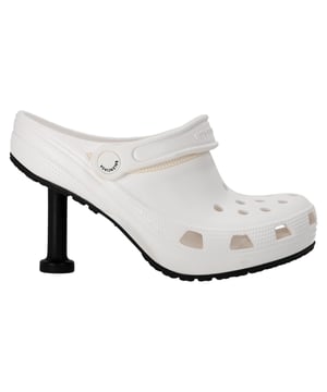 Empfohlener Verkaufspreis
Die Balenciaga x Crocs Madame 70 Mules definieren Komfort mit Couture-Flair neu und vereinen die verspielteste Kollaboration der Modewelt mit unerwarteter Raffinesse. Diese skulpturalen Mules aus weißem Gummi zeichnen sich durch einen 7 cm hohen Blockabsatz, einen Slingback-Riemen und die ikonischen Crocs-Perforationen aus. Mit der mandelförmigen Zehenpartie und der Profilsohle sind sie eine originelle und zugleich selbstbewusste Interpretation gehobener Freizeitkleidung.

Balenciaga x Crocs Madame 70 Mules aus weißem Gummi
Zustand: Sehr gut
Gebrauchsspuren: Leichte Gebrauchsspuren, Nicht aus dem Geschäft, Keine Gebrauchsspuren.
Verpackung: Staubbeutel
Farbe: Weiß | Ecru
Material: Gummi
Größe: EU | 36
Maße: Absatzhöhe: 65; Innensohlenlänge: 230
Artikelnummer: BADOITSH508455W