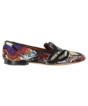 VINTAGE, UVP WIE NEU  
Umarmen Sie verspielte Eleganz mit den Valentino Garavani Schlüpfschuhen mit Schmetterlings-Stickerei aus lebhaftem, mehrfarbigem Canvas. Diese Loafer sind eine erfreuliche Fusion aus Komfort und Kunstfertigkeit, die mit filigraner Schmetterlingsstickerei versehen sind und Ihrem Schuhwerk eine spielerische, aber gleichzeitig raffinierte Note verleihen. Das Slipper-Design sorgt für mühelosen Tragekomfort und macht sie zur perfekten Wahl für sowohl lässige Ausflüge als auch stilvolle Zusammenkünfte. Hergestellt aus hochwertigen Materialien bieten diese Loafer ganztägigen Komfort und ermöglichen es Ihnen, Ihren einzigartigen Stil auszudrücken. Kombinieren Sie sie mit maßgeschneiderten Shorts oder einem fließenden Kleid, um Ihren Look mit einem Hauch von Charme zu unterstreichen.

Valentino Garavani Schlüpfschuhe mit Schmetterlings-Stickerei aus mehrfarbigem Canvas

Zustand: Sehr gut  
Abnutzungserscheinungen: Schachtel enthalten, minimale Gebrauchsspuren, leicht genutzt, aber sehr gut gepflegt. Geringe Abnutzung an den Sohle und Faltenbildung, leichte Abschürfungen an der Sohle und den Fersen.  
Verpackung: Schachtel, Staubbeutel  
Farbe: Mehrfarbig | mehrfarbiger Druck  
Material: Canvas  
Größe: IT36/UK3/FR36/US5.5  
Maße: Innensohlenlänge: 270  
SKU: NAPPUGBSH400373W