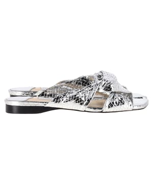 VINTAGE, NEUPREIS WIE NEU  
Absolut fabelhaft. Die Jimmy Choo Narisa Candy Wrap Flats aus silbernem Metallic-Leder bieten glamouröse Auftritte – ganz ohne Absatz. Mit einer modernen quadratischen Zehenform und kunstvoll geknoteten Riemen vereinen diese Flats die Eleganz von Jimmy Choos charakteristischen Stilettos in einer eleganten, bequemen Silhouette.

Jimmy Choo Narisa Candy Wrap Flats aus silbernem Leder  
Zustand: Ausgezeichnet  
Gebrauchsspuren: Keine sichtbaren Gebrauchsspuren. Keine Markierung an der Innensohle. Sehr leichte Markierung an den Sohlen.  
Verpackung: Keine  
Farbe: Metallic | Silber  
Material: Leder | Leder  
Größe: EU | 37  
Maße: Innensohlenlänge: 230  
SKU: NAPPUGBSH484933W