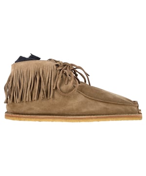 VINTAGE, UVP WIE NEU  
Tauchen Sie ein in einen raffinierten, westlich inspirierten Stil mit den Saint Laurent Nino Fransen-Stiefeletten, die meisterhaft aus reichhaltigem braunem Wildleder gefertigt sind. Das Fransen-Detail und die schlanke Silhouette schaffen die perfekte Balance zwischen rustikalem Charme und moderner Raffinesse. **Styling-Tipp:** Tragen Sie sie mit schmal geschnittenen Jeans und einem maßgeschneiderten Blazer für einen mühelos coolen Rock 'n' Roll-Look.

Saint Laurent Nino Fransen-Stiefeletten aus braunem Wildleder

Zustand: Ausgezeichnet  
Tragespuren: Keine sichtbaren Gebrauchsspuren. Kein Zeichen an der Innensohle, sehr leichter Fleck an den Sohlen.  
Verpackung: Keine  
Farbe: Braun | Ocker  
Material: Wildleder | Wildleder  
Größe: IT | 42  
Maße: Innensohlenlänge: 300  
SKU: MRPPUGBSH504389W