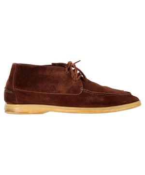 VINTAGE, UVP WIE NEU  
Verleihen Sie Ihrem Alltagsstil mit den Loro Piana Walk and Walk Stiefeletten aus reichhaltigem braunem Wildleder, die in Italien für unvergleichlichen Komfort und understated Luxus gefertigt wurden, einen neuen Touch. Diese vielseitigen Stiefel zeichnen sich durch eine elegante Silhouette und ein ultraweiches Finish aus, ideal für sowohl lässige als auch raffinierte Looks. Styling-Tipp: Kombinieren Sie sie mit einer schmalen dunklen Jeans und einem Kaschmir-Pullover für ein sauberes, elegantes Wochenend-Outfit.

Loro Piana Walk and Walk Stiefeletten aus braunem Wildleder

Zustand: Sehr gut  
Abnutzungsspuren: Geringe Abnutzungsspuren  
Verpackung: Keine  
Farbe: Braun | Ocker  
Material: Wildleder | Wildleder  
Größe: UK | 8  
Maße: Innensohlenlänge: 340  
SKU: MRPPUGBSH504386M