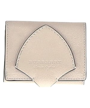 VINTAGE, RRP AS NEW
Compact and elegant, the Burberry Harlow Short Wallet in grey leather blends timeless craftsmanship with everyday practicality. Featuring subtle logo detailing and a sleek silhouette, it’s perfect for carrying essentials in style. **Styling tip:** Slip it into a matching grey tote or a neutral crossbody bag for a polished, coordinated accessory moment.

 Burberry Harlow Short Wallet in Grey Leather

Condition: Excellent
Signs of wear: No retail tag, No visible sign of wear., 
Packaging: None
Color: Grey
Material: Leather | leather
Size: One Size | One Size
Measurements: Width: 20; Height: 80; Length: 100
SKU: NAPPUGBSM500289W