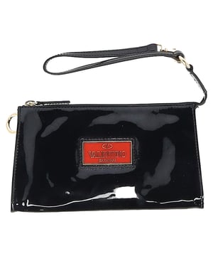 VINTAGE, UVP WIE NEU  
Bewahren Sie Ihre Essentials stilvoll und sicher mit dem Valentino Garavani Reißverschluss-Münzgeldbeutel auf, gefertigt aus glattem schwarzem Leder und veredelt mit dem ikonischen VLogo für einen Hauch von charakteristischer Eleganz. Kompakt, aber funktional, verfügt er über einen Reißverschluss und ein organisiertes Innenleben, das perfekt für elegante Unternehmungen unterwegs ist. **Styling-Tipp:** Stecken Sie ihn in eine Mini-Crossbody-Tasche oder tragen Sie ihn allein mit einem schlanken monochromatischen Outfit für ein minimalistisches Chic-Statement.

Valentino Garavani Reißverschluss-Münzgeldbeutel aus schwarzem Leder

Zustand: Ausgezeichnet  
Abnutzungserscheinungen: Kein Einzelhandelsetikett, keine sichtbaren Gebrauchsspuren.  
Verpackung: Keine  
Farbe: Schwarz  
Material: Leder | Lackleder  
Größe: Einheitsgröße | Einheitsgröße  
Maße: Breite: 10; Höhe: 120; Länge: 210  
SKU: NAPPUGBSM495180W