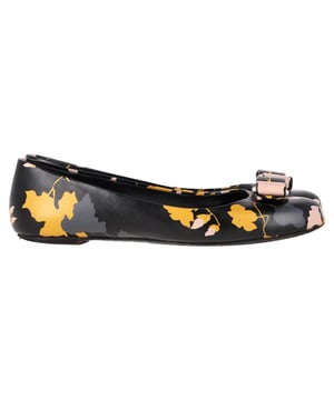 VINTAGE, RRP AS NEW
Timelessly feminine with a playful twist, the Salvatore Ferragamo Varina Ballet Flats bring a burst of color to the brand’s most iconic silhouette. Crafted from smooth floral-print leather, these ballerina flats feature the signature Vara bow with silver-tone hardware at the rounded toe. Finished with a flat sole for all-day comfort, they blend Italian craftsmanship with a romantic, garden-inspired charm.


Ferragamo Varina Ballet Flats in Floral Print Leather
Condition: good
Signs of wear: Minor markings, Lightly used but very well maintained. Minor mark at soles & creasing, light scuffing at the soles and heels.
Packaging: Dust bag
Color: Floral Print
Material: Leather | sheep leather
Size: UK | 6.5
Measurements: Insole length: 260
SKU: NAPPUGBSH492838W