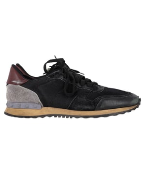 VINTAGE, NEUPREIS WIE NEU  
Die Valentino Garavani Rockrunner Sneakers aus schwarzem Mischmaterial verbinden luxuriöse Handwerkskunst mit einem mutigen, sportlichen Look. Mit einer Mischung aus Wildleder, Leder und technischen Stoffen bieten diese ikonischen Sneakers Komfort und herausragenden Stil bei jedem Schritt. **Stil-Tipp:** Kombiniere sie mit taillierten Jogginghosen und einer strukturierten Bomberjacke für einen schlanken, eleganten Streetwear-Look.

Valentino Garavani Rockrunner Sneakers in schwarzem Mischmaterial

Zustand: Sehr gut  
Gebrauchsspuren: Leichte Gebrauchsspuren  
Verpackung: Keine  
Farbe: Schwarz  
Material: Polyester  
Größe: IT | 42  
Maße: Absatzhöhe: 0; Innensohlenlänge: 270  
SKU: MRPPUGBSH500217W