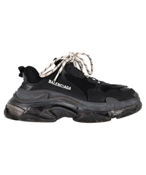 Empfohlener Verkaufspreis
Entdecken Sie einen mutigen, futuristischen Style mit den Balenciaga Triple S Clear Sole Sneakers aus schwarzem Polyester. Die markante Silhouette mit transparenten Sohlendetails sorgt für einen auffälligen Look. Diese Statement-Sneaker bieten Komfort und Stil und werten jedes lässige Outfit perfekt auf. **Styling-Tipp:** Kombinieren Sie sie mit einer Oversize-Jogginghose und einem kurzen Hoodie für einen mühelos coolen Streetwear-Look.

Balenciaga Triple S Clear Sole Sneakers aus schwarzem Polyester

Zustand: Sehr gut
Gebrauchsspuren: leichte Gebrauchsspuren
Verpackung: Karton, Staubbeutel
Farbe: Schwarz
Material: Polyester
Größe: EU | 38
Maße: Innensohlenlänge: 250
Artikelnummer: BAPUGBSH508321M