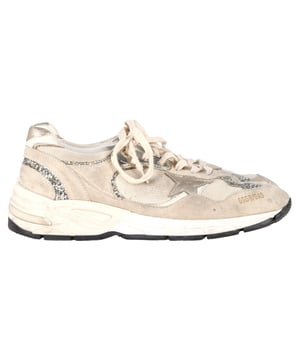 VINTAGE, RRP AS NEW
Golden Goose’s Dad-Star sneakers in beige suede blend vintage-inspired design with modern glam through platinum glitter accents and pearl mesh. The metallic leather star and heel tab elevate the classic silhouette, while silver eyelets and pearl-colored laces add thoughtful contrast. Designed with timeless appeal, they bring personality and polish to everyday looks.


Golden Goose Dad-Star Sneakers in Beige Suede
Condition: very good
Signs of wear: Include Box., No visible sign of wear. No Mark at insole.,  Very light mark at soles.
Packaging: Box
Color: beige
Material: Suede | goat suede
Size: EU | 42
Measurements: Heel height: 50; Insole length: 300
SKU: NAPPUGBSH492827W
