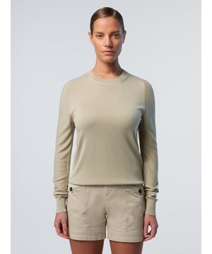Ein lässiges Basic für die Garderobe, aber elegant. Dieser vollmodische Pullover mit Rundhalsausschnitt ist aus einer umweltfreundlichen Mischung aus Baumwolle und Aloe Vera gestrickt: einer natürlich atmungsaktiven Faser, die zu 100 % biologisch abbaubar und recycelbar ist. Akzentuiert durch Kontrastnähte am Hals und an den Seiten.