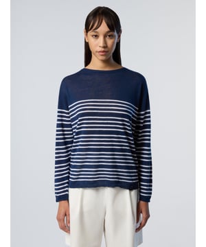 Dieser vielseitige Pullover erinnert mit klassischen nautischen Streifen direkt an unsere Segelwurzeln. Sein Flammgarn-Design strahlt einen authentischen Reiz aus und kombiniert Baumwolle mit Leinen für ein leichtes Tragegefühl, perfekt für die wärmeren Monate. Mit geripptem Rundhalsausschnitt.