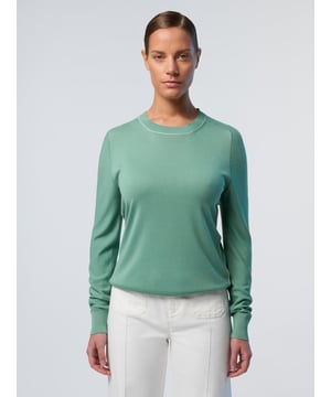 Ein lässiges Basic für die Garderobe, aber elegant. Dieser vollmodische Pullover mit Rundhalsausschnitt ist aus einer umweltfreundlichen Mischung aus Baumwolle und Aloe Vera gestrickt: einer natürlich atmungsaktiven Faser, die zu 100 % biologisch abbaubar und recycelbar ist. Akzentuiert durch Kontrastnähte am Hals und an den Seiten.