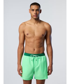 Sommerstil mit umweltbewusstem Geist. Diese Badeshorts bestehen aus überschüssigem Stoff, der aus früheren Kollektionen übrig geblieben ist: ein lebendiger Ausdruck unseres Engagements für einen kreislauforientierten Konsum. Ausgestattet mit einem Kordelzug in der Taille und einer aufgesetzten Gesäßtasche.