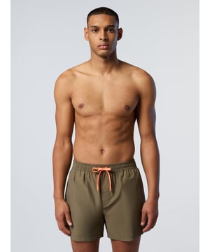 Vom Strand bis zum Pool sind diese Volleyball-Badeshorts ein unverzichtbarer Koffer. Sie sind klassisch und einfach zu tragen und werden bewusst aus einer Mischung aus Baumwolle und recyceltem Nylon hergestellt, um auch den Planeten zu schonen. Ein Marken-Kordelzug und ein Logo-Patch auf der Vorderseite sorgen für den charakteristischen Touch.