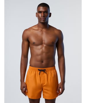 Vom Strand bis zum Pool sind diese Volleyball-Badeshorts ein unverzichtbarer Koffer. Sie sind klassisch und einfach zu tragen und werden bewusst aus einer Mischung aus Baumwolle und recyceltem Nylon hergestellt, um auch den Planeten zu schonen. Ein Marken-Kordelzug und ein Logo-Patch auf der Vorderseite sorgen für den charakteristischen Touch.