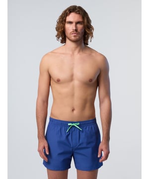 Vom Strand bis zum Pool sind diese Volleyball-Badeshorts ein unverzichtbarer Koffer. Sie sind klassisch und einfach zu tragen und werden bewusst aus einer Mischung aus Baumwolle und recyceltem Nylon hergestellt, um auch den Planeten zu schonen. Ein Marken-Kordelzug und ein Logo-Patch auf der Vorderseite sorgen für den charakteristischen Touch.