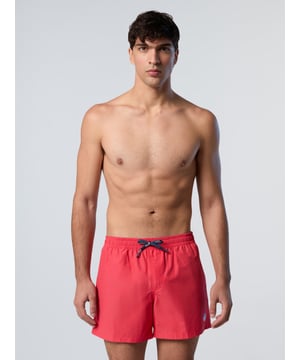 Vom Strand bis zum Pool sind diese Volleyball-Badeshorts ein unverzichtbarer Koffer. Sie sind klassisch und einfach zu tragen und werden bewusst aus einer Mischung aus Baumwolle und recyceltem Nylon hergestellt, um auch den Planeten zu schonen. Ein Marken-Kordelzug und ein Logo-Patch auf der Vorderseite sorgen für den charakteristischen Touch.