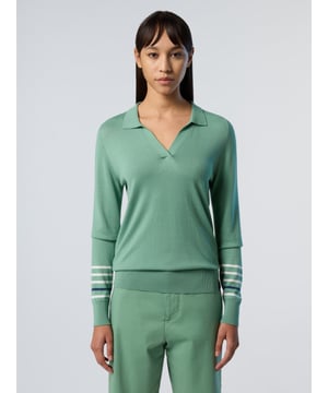 Müheloses Smart-Casual-Anziehen war noch nie so einfach. Dieser elegante Pullover mit V-Ausschnitt und Polokragen ist aus einer Mischung aus Baumwolle und Aloe Vera gestrickt: einer natürlich atmungsaktiven Faser, die zu 100 % biologisch abbaubar und recycelbar ist. Kontraststreifen an den Ärmeln sorgen für einen sportlichen Touch.