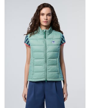 Meistern Sie die Kunst der Übergangsschichtung mit der Naomi-Weste. Diese wattierte Taftweste aus weichem, recyceltem Nylon bietet die perfekte Balance zwischen umweltbewusstem und stilorientiertem Design. Vertikale Steppungen an den Seiten verlängern die sportliche Silhouette und sorgen für einen schlanken Look.
