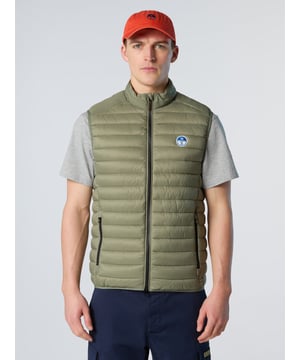 Perfektionieren Sie Ihren Übergangslook mit unserer Zephyr-Weste. Dieses Kleidungsstück besteht aus ultraleichtem recyceltem Nylon und trägt aktiv dazu bei, dass Müll nicht auf der Mülldeponie landet, und bietet gleichzeitig ein optimales Wärme-Gewichts-Verhältnis. Ausgestattet mit gestreifter Steppung zur Isolierung und einem wasserdichten Zwei-Wege-Reißverschluss für maximale Vielseitigkeit.