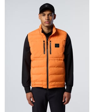 Ein Übergangsheld mit abenteuerlicher Einstellung. Unsere Tiburon-Weste kombiniert eine ultraleichte, gesteppte Vorderseite mit einer 4-Wege-Stretch-Softshell-Rückseite, ist aus recycelten Fasern gefertigt und mit REPREVE®-Polsterung isoliert, um die Menge an Müll auf der Mülldeponie zu reduzieren. Komplett mit einem wasserdichten Zwei-Wege-Reißverschluss für maximalen Schutz und Vielseitigkeit.