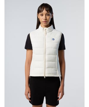 Beheers de kunst van het overgangslaagje in het Naomi Vest. Dit gewatteerde vest van taft is gemaakt van zacht gerecycled nylon en biedt de perfecte balans tussen planeetbewust en stijlgericht. Verticale stiksels aan de zijkanten verlengen het sportieve silhouet voor een slanke look.