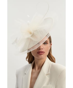 Adorned with a veiled feather detail this fascinator makes a classic statement. Add this piece to an occasionwear ensemble for a final flourish.