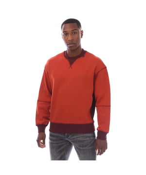 Heren Armani Exchange Solid Pieced Pullover Sweatshirt in rooibosthee - windsor. - Geribde ronde hals.- Lange mouwen.- Lage schouder.- Gestikt colourblock-dessin.- Geribde manchetten en zoom.- Armani Exchange-logolab bij de kraag.- Hoofdmateriaal: 64% Katoen 36% Polyester.  Rib: 98% Katoen 2% Elastaan.  Machinewasbaar.- Ref: 6LZMBB ZJBLZ 2414