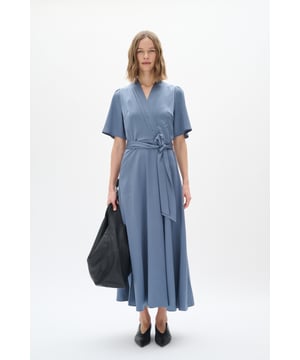 Wickelkleid mit fließendem Stoff, V-Ausschnitt, kurzen, locker geschnittenen Ärmeln und selbstbindendem Gürtel. Midaxi-Länge und klare Linien.