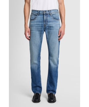 Herren  Eine bewährte klassische Denim-Passform mit mittlerer Leibhöhe, die knapp unterhalb der Taille sitzt. Abgerundet durch ein modernes, schmal zulaufendes Bein.