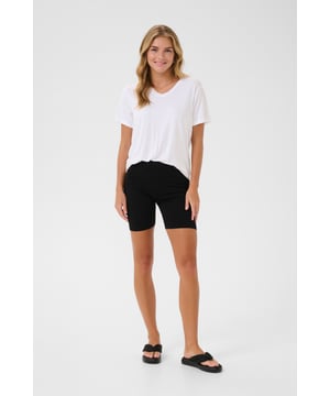 Radlerhose mit figurbetontem Schnitt, elastischem Bund und mittellangem Bein. Cleanes, modernes Design mit glatter Oberfläche.