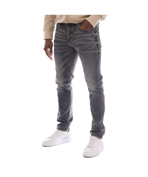 Investeer in je dagelijkse denim garderobe met de J13 Slim Stretch Jeans van Armani Exchange. Deze jeans is vakkundig gemaakt van een stretch katoenen keperstof en heeft een smalle pasvorm voor een aangename look. Het traditionele silhouet heeft riemlussen, een ritssluiting met knoopsluiting en 5 zakken. Het ontwerp heeft een donkere en vervaagde wassing en is afgewerkt met het Armani Exchange-logo geborduurd op het muntzakje voor directe merkherkenning.Korte binnenbeenlengte ca. 30 Normale binnenbeenlengte ca. 32 Lange binnenbeenlengte ca. 34. 99% Katoen 1% Elastaan.  Machinaal wasbaar.Ref: 3RZJ13 Z2UJZ 0903De maten zijn bedoeld als richtlijn.