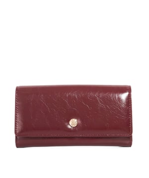 Available in sleek black leather or tonal chocolate brown suede, the Kavanagh purse is a refined everyday essential. Designed with a sleek press-stud closure, it's detailed with our signature double D branding and finished with gold hardware logo lettering on the back. Inside, side slip pockets and a central zip compartment keep your cards, cash, and coins perfectly organised.