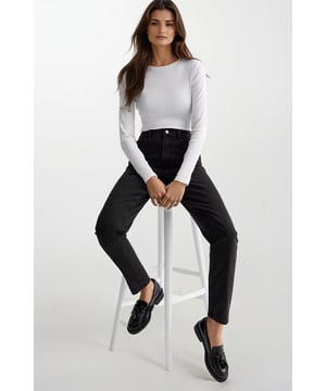 Designed to flatter your figure while providing a relaxed fit, they are the perfect addition to any wardrobe. Their timeless style makes them a go-to choice for classic, effortlessly chic outfits. The black is plain wash denim, the blue jeans are distressed style.