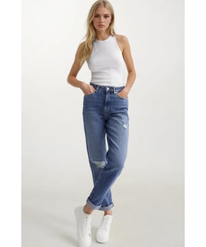 Designed to flatter your figure while providing a relaxed fit, they are the perfect addition to any wardrobe. Their timeless style makes them a go-to choice for classic, effortlessly chic outfits. The black is plain wash denim, the blue jeans are distressed style.