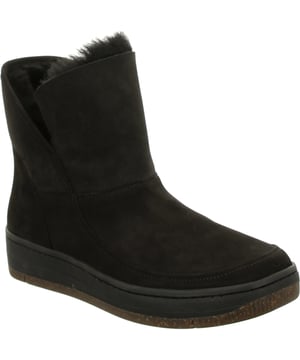 Diese schwarze Stiefelette ist das perfekte Accessoire für Deine Freizeitgardarobe im Herbst und Winter. Hergestellt ist diese Stiefelette aus einer strapazierfähigen Leder-Kombination. Der geschickte Schlupfeinstieg dient dem einfachen Einstieg in die Stiefelette. Diese Stiefelette ist für den Herbst und Winter mit langlebigem Lammfell warm gefüttert. Unsere Stiefelette hat eine herausnehmbare Sohle zum Wechseln. Die Machart Strobel ermöglicht Tragekomfort wie bei Laufschuhen. Wenn Dir die Schuhweite F zu schmal und die Weite H zu breit sind, ist dieser Schuh für Dich perfekt. Wo auch immer Du hingehst, geh Deinen Weg mit der Leichtigkeit des Kim 07.