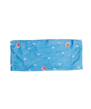 Cinta para el pelo Buff con estampado floral, diseñada para combinar estilo y comodidad.

Características principales:

- Confeccionada en tejido ligero y suave, ideal para mantener el cabello en su lugar durante todo el día.
- Diseño tubular sin costuras.
- Estampado floral delicado.
- Tejido transpirable y de secado rápido, perfecto para actividades deportivas o uso casual.
- Talla única, adaptable para adultos y adolescentes.
- Logotipo Buff impreso, como símbolo de calidad y autenticidad.

Una cinta práctica y versátil, perfecta para actividades deportivas, yoga o simplemente como accesorio de moda en el día a día.
 Medidas: 9.7 X 23 cm
 Composición: 95% Poliéster, 5% Elastano
 Cuidados:
- Lavar a mano.
- No usar lejía ni suavizantes.
- No usar secadora.
- No planchar.