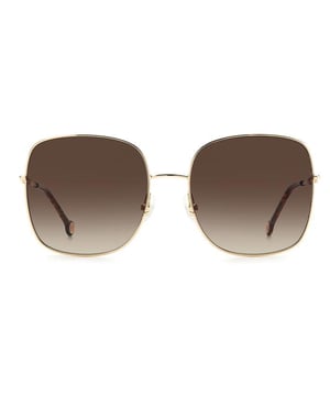 CH0035S Sonnenbrille mit Metallrahmen.

 Form und Design:
 - Diese Sonnenbrille zeichnet sich durch eine quadratische Silhouette mit weichen Kanten aus, die strukturierte Eleganz mit modernen Linien in Einklang bringt.

 Rahmenmaterial:
 - Der Rahmen besteht aus leichtem Metall und sorgt so für Stabilität ohne Einbußen beim Komfort.

 Metallbügel:
 - Die Bügel sind ebenfalls aus Metall, passend zum Rahmenmaterial.
 - Das Metall an den Bügeln verleiht dem Brillenrahmen Festigkeit und Stabilität.

 Markendetails:
 - Rundes Emblem mit den Insignien der Marke in die Bügel integriert.
 - Kontrastierende dekorative Einsätze, die dem Design eine unverwechselbare Note verleihen.

 Gläser:
 - Gläser mit 100 % UV-Schutzfilter, ideal für den täglichen Einsatz im Freien.
 Maßnahmen: Glashöhe: 56 mm. Glasbreite: 59 mm. Steg: 19 mm. Bügel: 145 mm.
 Komposition: Metall
 Pflege:
Nur mit Wasser oder ggf. einer milden Seife waschen.
 Mit einem weichen Tuch trocknen, um Kratzer zu vermeiden.
 Vermeiden Sie den Kontakt mit rauen Oberflächen oder scheuernden Flüssigkeiten.