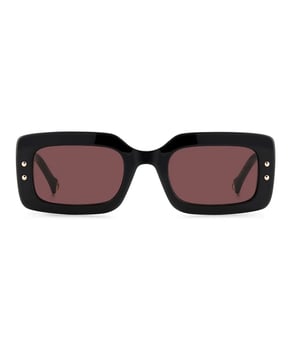 Diese Sonnenbrille Carolina Herrera interpretiert den Retro-Stil mit einer markanten geometrischen Struktur und unverwechselbaren Details neu, die Persönlichkeit und zeitgenössische Eleganz ausstrahlen.

 Form und Design:
 - Übergroße rechteckige Silhouette mit definierten Kanten, die einen modernen und anspruchsvollen Charakter verleiht.
 - Strukturiertes Design im Vintage-Stil, das Kühnheit und Eleganz in Einklang bringt.

 Rahmenmaterial:
 - Hochwertiger Acetatrahmen mit glänzender Oberfläche und robuster Konstruktion.
 - Breite Bügel, die die grafische Ästhetik verstärken und für eine bequeme Passform sorgen.

 Markendetails:
 - Metallisches CH-Logo in den Bügeln eingelassen.
 - Dekorative Nieten auf der Vorderseite, die den unverwechselbaren Charakter des Stücks unterstreichen.

 Gläser:
 - Gläser mit 100 % UV-Schutz für eine sichere Verwendung in der Sonne.
 Maßnahmen: Glasbreite: 50 mm. Steg: 22 mm. Bügel: 145 mm
 Komposition: Acetat
 Pflege:
Nur mit Wasser oder ggf. einer milden Seife waschen.
 Mit einem weichen Tuch trocknen, um Kratzer zu vermeiden.
 Vermeiden Sie den Kontakt mit rauen Oberflächen oder scheuernden Flüssigkeiten.