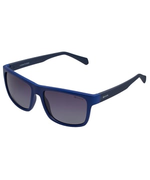 Diese Unisex-Sonnenbrille von Kodak kombiniert ein sportliches und modernes Design mit lebendigen Details, die sie hervorstechen lassen.

 Form und Design:
 - Sport-Sonnenbrille mit gebogener, rechteckiger Form.

 Rahmenmaterial:
 - Der Rahmen dieser Sport-Sonnenbrille besteht aus gespritztem Polycarbonat, einem Material, das für seine Stoßfestigkeit und Leichtigkeit bekannt ist.

 Koteletten:
 - Die Bügel sind passend zum Rahmenmaterial ebenfalls aus Polycarbonat gefertigt.

 Markendetails:
 - Kodak-Branding auf den Bügeln.

 Gläser:
 Polarisiert: Ja.
 - Progression: Ja, kompatibel mit Gleitsichtgläsern.
 - Graduierung: Ja, anpassbar an Ihre visuellen Bedürfnisse.
 - 100 % UV400-Schutz.

 Die Farbe der Sonnenbrillengläser kann aufgrund von Lichteffekten oder Anpassungen der Materialverarbeitung leicht von den Bildern abweichen, ihren Stil und ihre Qualität behalten sie jedoch immer!
 Maßnahmen: Hohe Linse: 40 mm. Linsenbreite: 55 mm. Steg: 16 mm. Bügel: 140 mm.
 Komposition: Polykarbonat
 Pflege:
Nutzen Sie ein Mikrofasertuch um die Linsen zu reinigen und Kratzer zu vermeiden.