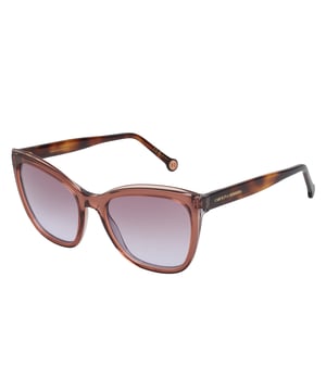 Diese Sonnenbrille Carolina Herrera verbindet architektonische Eleganz mit einer raffinierten Präsenz und schafft so ein Gleichgewicht zwischen Modernität und Tradition.

 Form und Design:
 - Weiche, quadratische Silhouette, ideal, um Struktur zu verleihen und den Gesichtsausdruck harmonisch zu betonen.
 - Leicht gewölbter Steg sorgt für Komfort ohne Abstriche beim Stil.

 Rahmenmaterial:
 - Premium-Acetat.
 - Solide und leichte Konstruktion für ein angenehmes und langanhaltendes Tragegefühl.

 Markendetails:
 - Elegant in die Bügel eingraviertes Carolina Herrera-Logo.
 - Terminals mit kreisförmiger Metallapplikation und dem unverwechselbaren CH-Monogramm.

 Gläser:
 - Gläser mit 100 % UV-Schutzfilter, ideal für den täglichen Einsatz im Freien.
 Maßnahmen: Glasbreite: 55 mm. Steg: 19 mm. Bügel: 145 mm
 Komposition: Acetat
 Pflege:
Nur mit Wasser oder ggf. einer milden Seife waschen.
 Mit einem weichen Tuch trocknen, um Kratzer zu vermeiden.
 Vermeiden Sie den Kontakt mit rauen Oberflächen oder scheuernden Flüssigkeiten.