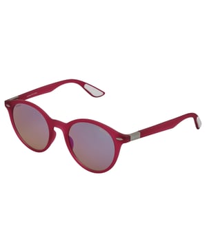 Wenn Sie gerne die neuste Mode tragen und Accessoires für Ihr Gesamtbild unverzichtbar sind, sollten Sie sich die Unisex-Sonnenbrille Kodak CF90070 nicht entgehen lassen.\n\n Form und Design:\n - Unisex-Sonnenbrille von Kodak mit klassischer runder Form.\n\n Rahmenmaterial:\n - Der Rahmen dieser Sonnenbrille besteht aus Polycarbonat, einem Material, das für seine Stoßfestigkeit und Leichtigkeit bekannt ist.\n\n Koteletten:\n - Die Bügel sind passend zum Rahmenmaterial ebenfalls aus Polycarbonat gefertigt.\n\n Markendetails:\n - Kodak-Branding auf den Bügeln.\n\n Gläser:\n Polarisiert: Ja.\n - Progression: Nicht erlaubt.\n - Graduierung: Ja, anpassbar an Ihre visuellen Bedürfnisse.\n - 100 % UV400-Schutz.\n\n Die Farbe der Sonnenbrillengläser kann aufgrund von Lichteffekten oder Anpassungen der Materialverarbeitung leicht von den Bildern abweichen, ihren Stil und ihre Qualität behalten sie jedoch immer!\n Maßnahmen: Hohe Linse: 45 mm. Linsenbreite: 51 mm. Brücke: 21 mm. Bügel: 145 mm.\n Komposition: Polykarbonat\n Pflege:\nNutzen Sie ein Mikrofasertuch um die Linsen zu reinigen und Kratzer zu vermeiden.