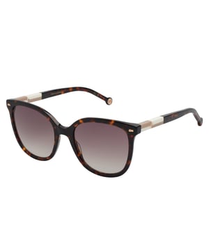 Diese Sonnenbrille Carolina Herrera besticht durch ihre moderne Eleganz und ihr feminines Design und ist für Frauen konzipiert, die einen anspruchsvollen und dennoch vielseitigen Stil suchen. Die weiche Schmetterlingssilhouette verleiht einen Hauch von Glamour, ohne aufdringlich zu wirken und passt perfekt sowohl zu urbanen Looks als auch zu eleganteren Outfits.

 Form und Design:
 - Weiche Schmetterlingssilhouette, die Eleganz und Weiblichkeit in Einklang bringt.
 - Umlaufende Kontur, die besonders runden Gesichtern oder Gesichtern mit weichen Gesichtszügen schmeichelt.

 Rahmenmaterial:
 - Leichter und langlebiger Rahmen aus hochwertigem Acetat.
 - Mit subtilen Details versehen, die optische Tiefe verleihen, ohne das Design zu überladen.

 Markendetails:
 - Carolina Herrera-Logo in den Bügel eingraviert.
 - Stangenenden mit dem ikonischen kreisförmigen Detail der Marke.

 Gläser:
 - Gläser mit 100 % UV-Schutz.

 Inhalt:
 - Sonnenbrille, Etui, Taschentuch und Broschüre.
 Maßnahmen: Glasbreite: 55 mm. Steg: 20 mm. Bügel: 145 mm
 Komposition: Acetat
 Pflege:
Nur mit Wasser oder ggf. einer milden Seife waschen.
 Mit einem weichen Tuch trocknen, um Kratzer zu vermeiden.
 Vermeiden Sie den Kontakt mit rauen Oberflächen oder scheuernden Flüssigkeiten.