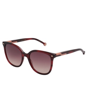 Diese Sonnenbrille Carolina Herrera besticht durch ihre moderne Eleganz und ihr feminines Design und ist für Frauen konzipiert, die einen anspruchsvollen und dennoch vielseitigen Stil suchen. Die weiche Schmetterlingssilhouette verleiht einen Hauch von Glamour, ohne aufdringlich zu wirken und passt perfekt sowohl zu urbanen Looks als auch zu eleganteren Outfits.

 Form und Design:
 - Weiche Schmetterlingssilhouette, die Eleganz und Weiblichkeit in Einklang bringt.
 - Umlaufende Kontur, die besonders runden Gesichtern oder Gesichtern mit weichen Gesichtszügen schmeichelt.

 Rahmenmaterial:
 - Leichter und langlebiger Rahmen aus hochwertigem Acetat.
 - Mit subtilen Details versehen, die optische Tiefe verleihen, ohne das Design zu überladen.

 Markendetails:
 - Carolina Herrera-Logo in den Bügel eingraviert.
 - Stangenenden mit dem ikonischen kreisförmigen Detail der Marke.

 Gläser:
 - Gläser mit 100 % UV-Schutz.

 Inhalt:
 - Sonnenbrille, Etui, Taschentuch und Broschüre.
 Maßnahmen: Glasbreite: 55 mm. Steg: 20 mm. Bügel: 145 mm
 Komposition: Acetat
 Pflege:
Nur mit Wasser oder ggf. einer milden Seife waschen.
 Mit einem weichen Tuch trocknen, um Kratzer zu vermeiden.
 Vermeiden Sie den Kontakt mit rauen Oberflächen oder scheuernden Flüssigkeiten.