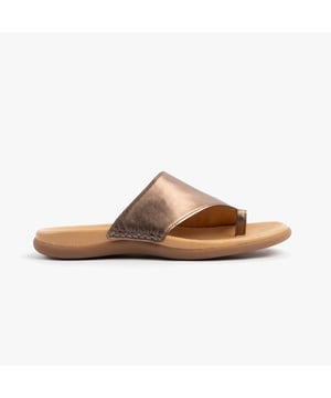 Upper and lining made of leather with a rubber sole; slip-on open toe sandals with comfort features, flat heel, and a regular width, ideal for casual summer wear