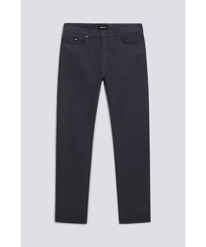 Ein Must-Have für die Garderobe jeder Saison. Diese Skinny-Hose mit fünf Taschen sorgt für Komfort und Formbeständigkeit. Extrem vielseitig und bequem dank der neuesten Generation Stretch-Stoff, sind sie perfekt für jede Gelegenheit.   Hauptmerkmale:  Stretch-Baumwolle mit unregelmäßiger Färbung Schmale Passform Unregelmäßige Färbung für einen Used-Effekt