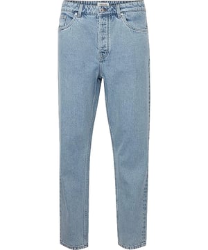Deze herenjeans in Tapered Fit zit comfortabel op de heup en loopt smal naar het been toe – voor een moderne, mannelijke look. De gemiddelde taillehoogte zorgt voor een comfortabele pasvorm en bewegingsvrijheid in het dagelijks leven. In klassieke 5-pocketstijl biedt het praktische opbergruimte voor sleutels, telefoon en meer. Knoop en rits maken het aan- en uittrekken eenvoudig. De riemlussen stellen je in staat om de jeans met je favoriete riem te dragen. Het labelpatch van kunstleer op de tailleband zorgt voor een subtiele merkstatement. Contrasterende stiksels geven de jeans een opvallende uitstraling. De stevige textuur zorgt voor een robuust draaggevoel. Dankzij de Used Look met vervagingseffect oogt hij casual en gedragen – perfect voor jouw individuele streetstyle. Een veelzijdige denim die past bij sneakers, boots of casual shirts.