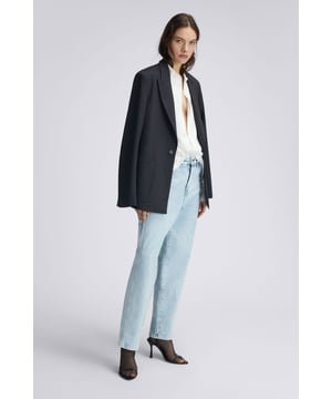 Vaqueros de carpintero para mujer de corte holgado, inspirados en los clásicos pantalones de trabajo masculinos. El corte relajado es perfecto para un conjunto informal o puede elevarse con accesorios chic para un toque más sofisticado.