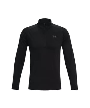 Ob beim Training oder in der Freizeit – dieses Herren-Longsleeve ist dein perfekter Begleiter. Mit seinem modernen Stehkragen und dem praktischen Halbreißverschluss setzt es sportliche Akzente. Die lockere Passform schenkt dir maximale Bewegungsfreiheit, während Raglanärmel dynamische Looks unterstreichen. Dank des schweißleitenden, schnelltrocknenden Materials bleibst du stets angenehm trocken – auch bei hoher Belastung. Ein verlängerter, abgerundeter Saum am Rücken sorgt für optimalen Sitz bei jeder Bewegung. Der dezente Label-Print auf der Brust und im Nacken verleiht dem Shirt eine coole Marken-Note. Kombiniert mit Jogpants oder Jeans entsteht im Handumdrehen ein lässiger Style. Das Material fühlt sich angenehm weich auf der Haut an – für ein Tragegefühl, das begeistert. Ob Workout oder City-Tour: Dieses Longsleeve hält, was es verspricht. Funktion trifft Design – für Männer, die beides wollen.