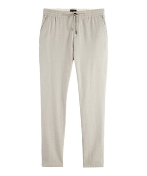 Klassisch trifft auf Komfort – diese Hose überzeugt mit einem geraden Schnitt für einen zeitlosen Look. Der elastische Bund mit Kordelzug sorgt für individuelle Anpassung und eine entspannte Passform. Der Reißverschluss mit Knopf verleiht dem Design einen Hauch Eleganz. Zwei seitliche Eingrifftaschen bieten praktischen Stauraum für unterwegs. Hinten runden Paspeltaschen das Gesamtbild stilvoll ab. Der dezente Label-Aufnäher setzt einen modernen Akzent. Durch das angenehm leichte Material eignet sich die Hose perfekt für Alltag und Freizeit. Ob mit T-Shirt oder Hemd – sie lässt sich vielseitig kombinieren. Der Straight Fit schmeichelt der Silhouette, ohne einzuengen. Für alle, die Wert auf Stil und Bequemlichkeit legen.