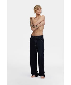 Locker geschnittenes Jeansmodell für Frauen, inspiriert von der Arbeitshose für Männer. Maxi-Seitentaschen, Hammerschlaufe und fließende Stoffe in tiefblauer Waschung, die auch am Abend getragen werden können.
